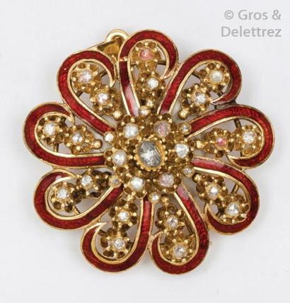 null Broche «Rosace» en or jaune ajouré et émaillé rouge ornée de diamants taillés...