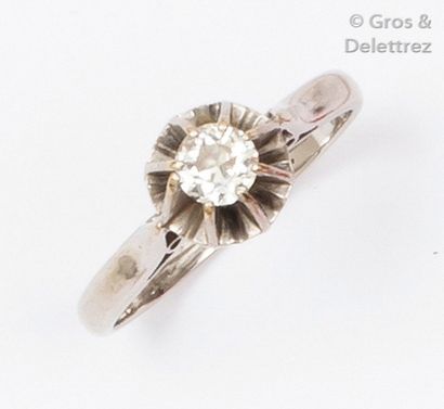 null Bague solitaire en or gris ornée d’un diamant taillé en brillant. Tour de doigt :...