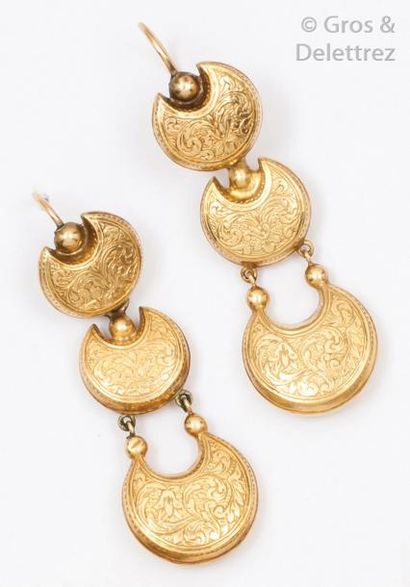  Paire de pendants d’oreilles en or jaune ciselé à décor de rinceaux ornés de trois...