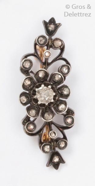 null Broche «?Fleur?» en or jaune et or gris ornée d’un diamant de taille ancienne...