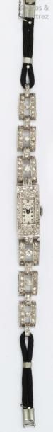 null ANCRE - Bracelet-montre de dame en platine entièrement serti de diamants taillés...