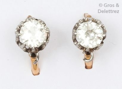 null Paire de boucles d’oreilles «?dormeuse?» en or jaune et or gris ornées chacune...