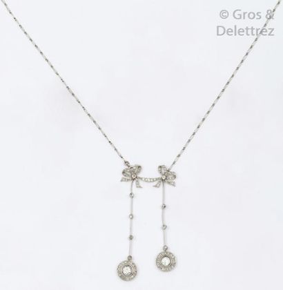 null Collier «?Négligé?» en or gris à décor de nœuds soutenant en pampille deux diamants...