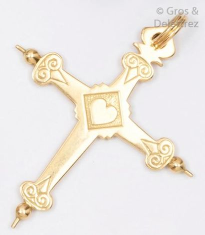 null Pendentif «?Croix Savoyarde?» en or jaune ciselé. P. 11,6g.