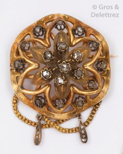 null Broche «?Fleur?» en or jaune et argent ajourés ornée de diamants taillés en...