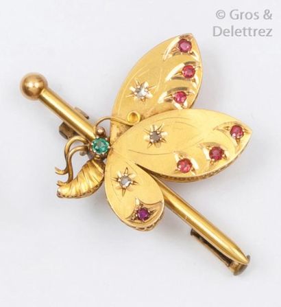 null Broche «?Papillon?» en or jaune ciselé, les ailes ornées de rubis, d’une émeraude...