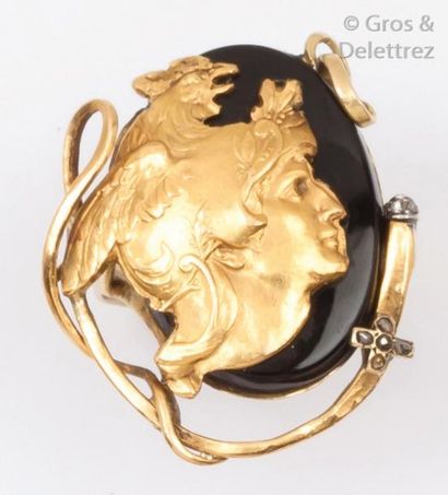 null Bague en or jaune ornée d’une plaque d’onyx à décor ciselé sur or d’une tête...