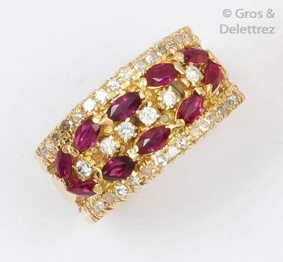 null Bague jonc en or jaune ornée de diamants taillés en brillant et de rubis navette....