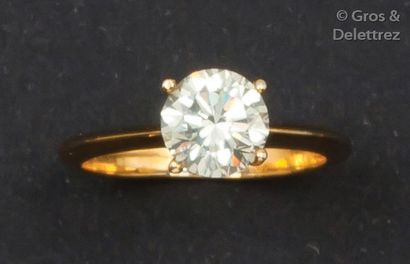 null Bague solitaire en or jaune 14K ornée d’un diamant taillé en brillant calibrant...