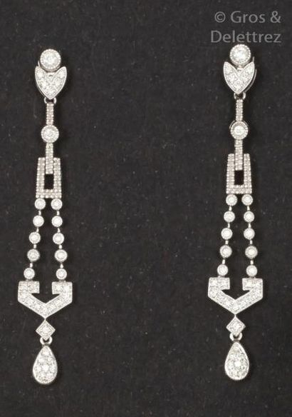 null Paire de pendants d’oreilles en or gris de style Art Déco sertis de diamants...