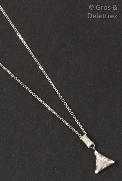 null Chaîne et pendentif en or gris orné d’un diamant troïdia pesant 1,14 carat surmonté...