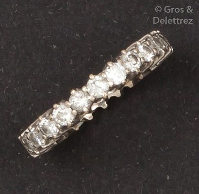 null Alliance en or gris entièrement sertie de diamants taillés en brillant. Tour...