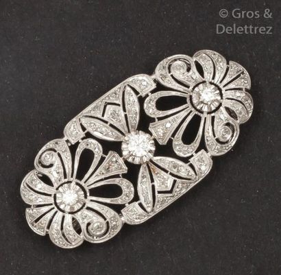 null Broche en or gris ajouré à décor floral entièrement sertie de diamants taillés...