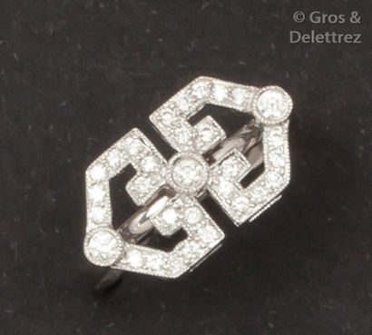 null Bague en or gris ajouré à double motif géométrique ornée de diamants taillés...