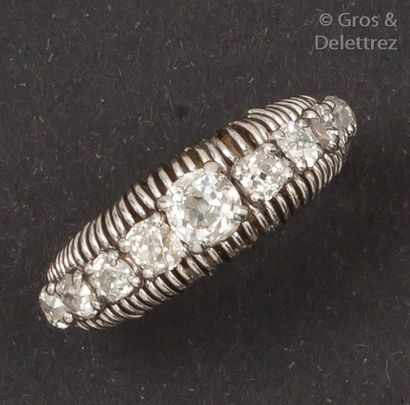 null Bague en platine à godrons ornée de neuf diamants de taille ancienne en chute....