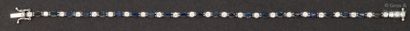 null Bracelet ligne en or gris orné de saphirs navette alternés de diamants taillés...