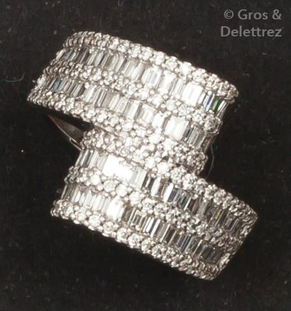 null Bague «?Croisée?» en or gris ornée de lignes de diamants taillés en brillant...