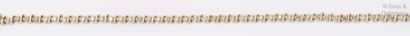 null Bracelet souple en or jaune orné de diamants taillé en brillant. P. 7,7g.