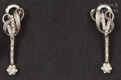 null Paire de pendants d’oreilles en or gris mat et poli à décor de «?Nœuds?» soutenant...