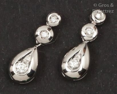 null Paire de pendants d’oreilles en or gris à motifs de «?Goutte?» ornés de diamants...