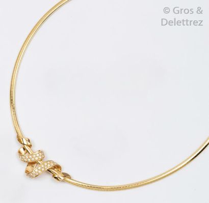 null Collier ras du cou en or jaune orné, au centre, d’un motif «?Ruban?» serti de...