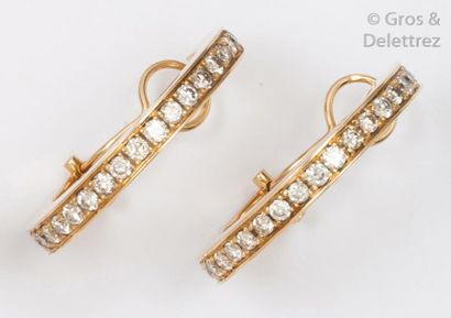 null Importante paire d’anneaux d’oreilles en or jaune 14K ornés de diamants taillés...