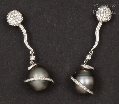 null Paire de pendants d’oreilles en or gris ornés chacun d’un motif pavé de diamants...