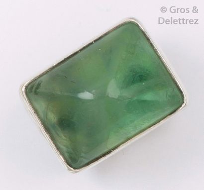 null Bague en argent ciselé et ajouré à décor géométrique ornée d’un quartz vert...