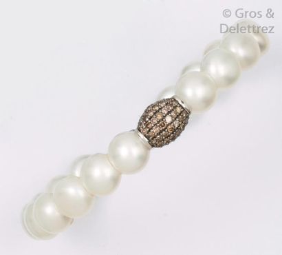null Bracelet ouvert en or gris orné de perles de culture blanches d’eau douce et...