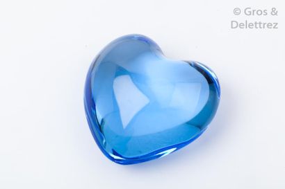 null BACCARAT - Presse papier en forme de cœur en cristal de Baccarat coloré bleu....