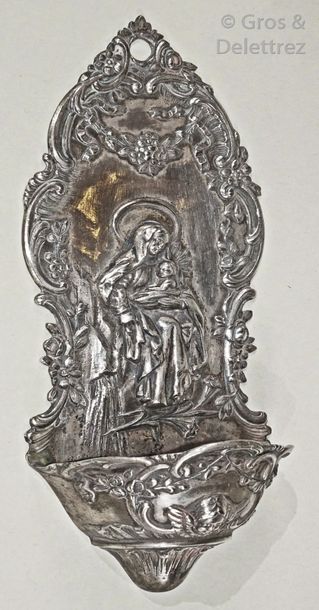 null Bénitier d'applique en argent à décor en repoussé de la Vierge à l'Enfant.

Deux...