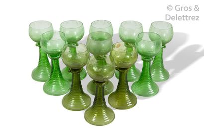 null Onze verres "Römer" en verre vert taillé et gravé de pampres, les pieds annelés...