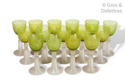 null Quinze verres à vin du Rhin, type Römer, en cristal vert tilleul taillé à pointes...