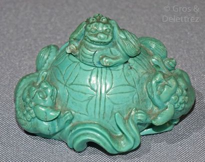 null Chine

Petite coupe couverte en turquoise à décor de lions

Chine, vers 1900...