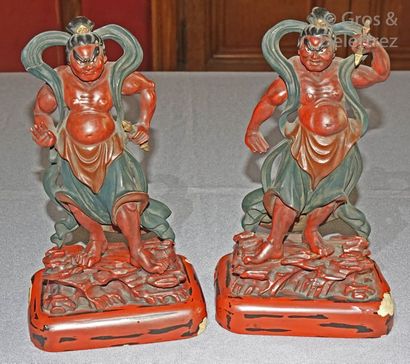 null Japon

Deux statuettes de Fudo Miyo (gardiens) en bois laqué rouge et vert.

Japon,...