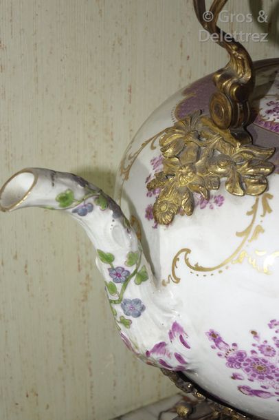 null MEISSEN

Importante théière en porcelaine à décor de fleurettes mauves et de...