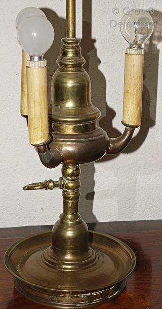 null Ancienne lampe à huile à trois bras de lumière en laiton montée en lampe bouillotte.

Angleterre,...