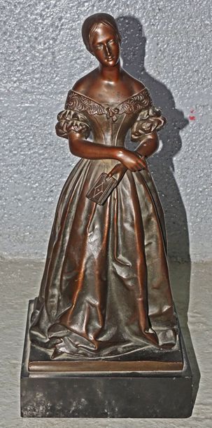 null Statuette en bronze à patine brune représentant une jeune femme de qualité debout...