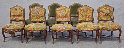null Huit chaises en bois naturel mouluré et sculpté de feuilles d'acanthe, les pieds...