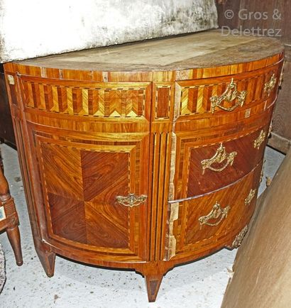 null Commode demi-lune en bois de placage marqueté en feuilles dans des encadrements...