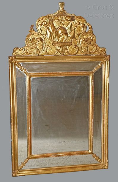 null Miroir à parecloses en bois sculpté et doré, le fronton (rapporté) à décor de...