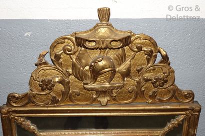 null Miroir à parecloses en bois sculpté et doré, le fronton (rapporté) à décor de...