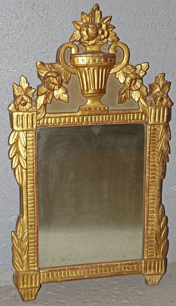 null Petit miroir à fronton en bois sculpté et doré à décor feuillages et canaux,...