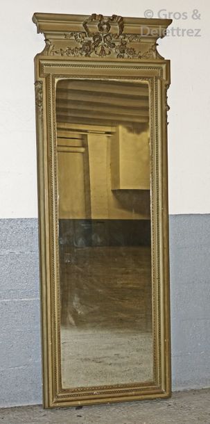 null Grand miroir rectangulaire en bois scupté et laqué vert à décor de noeud de...