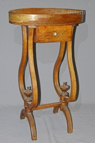 null Petite table à ouvrage ovale en bois naturel, ouvrant par un tiroir, les montants...