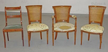 null Paire de chaises et un fauteuil en bois naturel à dossier canné.

Style Directoire

Haut....