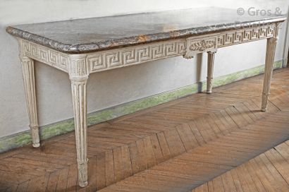 null Grande table à gibier en bois relaqué gris mouluré et sculpté de grecques, les...