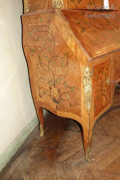 null Important meuble scriban en bois de placage marqueté de larges branchages fleuris,...