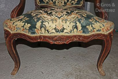 null Fauteuil à dossier plat en bois naurel mouluré et sculpté de fleurettes et feuillages,...