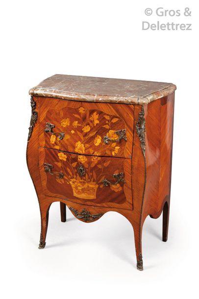 null Petite commode galbée en bois de placage marqueté à décor de corbeille de fleurs...